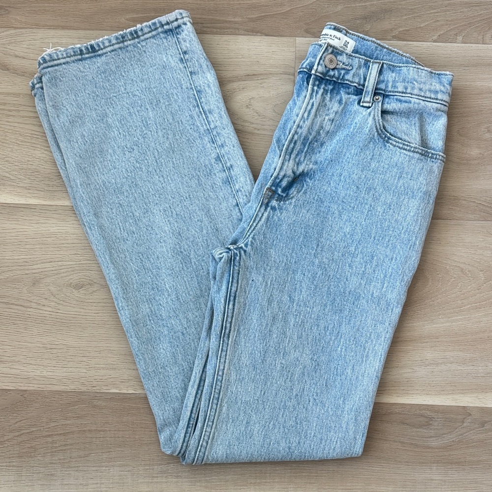 A&F - The 90’s Relaxed Jean High Rise